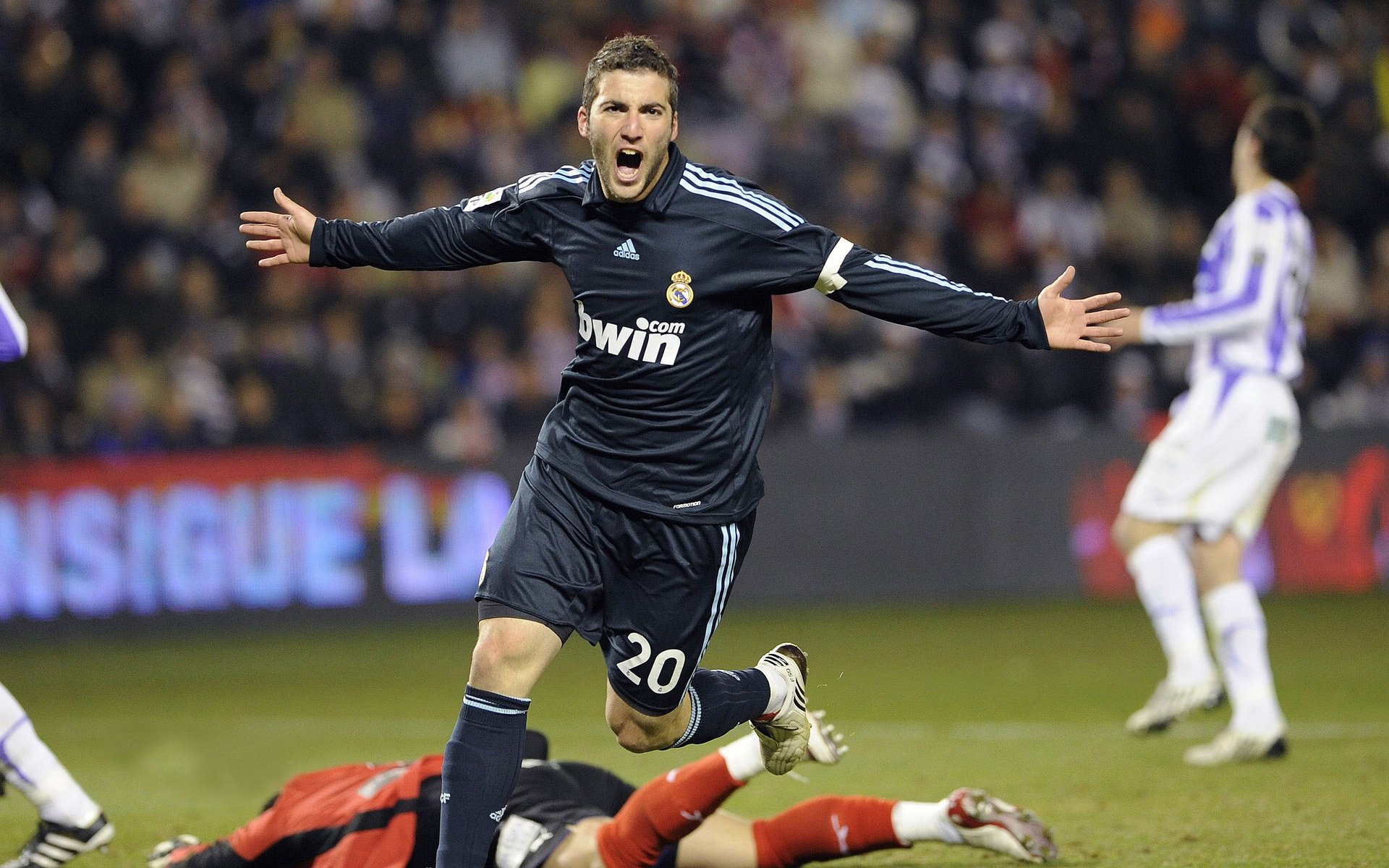 “法甲冠军悬念愈发浓厚,豪门鏖战不断”,法甲 经典比赛